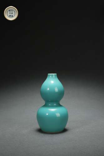 Gourd-shaped Vase with Monochrome Glaze Design, Kangxi Reign...