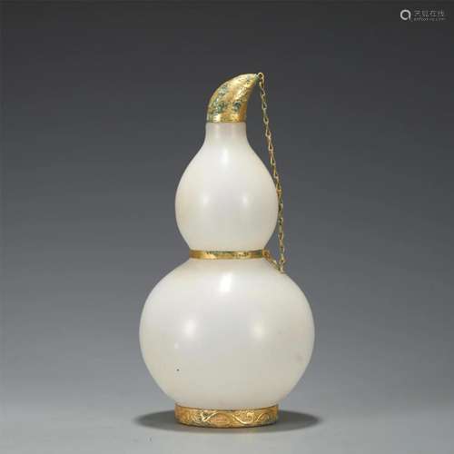 A CHINESE PEKING GLASS DOUBLE-GOURDS VASE