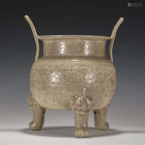 A CHINESE PORCELAIN DING CENSER