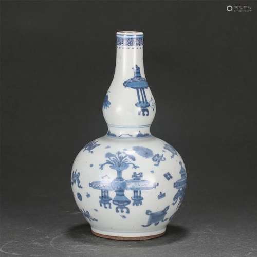 A CHINESE BLUE AND WHITE PORCELAIN DOUBLE-GOURDS VASE