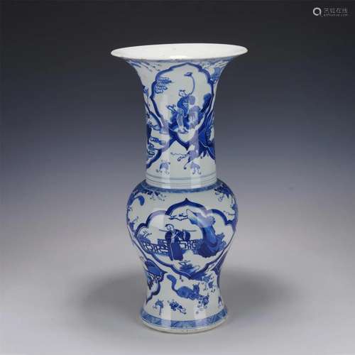 A CHINESE BLUE AND WHITE PORCELAIN ZUN VASE