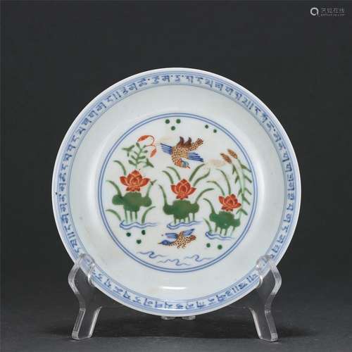 A CHINESE DOUCAI GLAZE PORCELAIN DISH