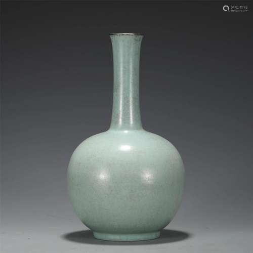 A CHINESE PORCELAIN VASE