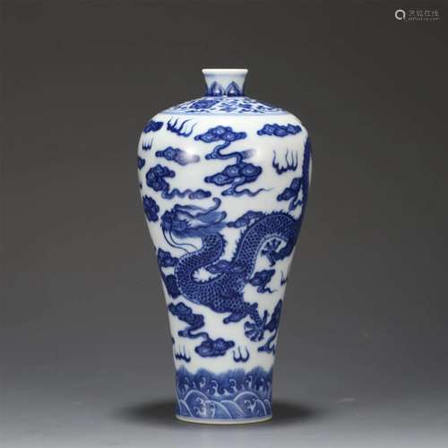 A CHINESE BLUE AND WHITE PORCELAIN VASE