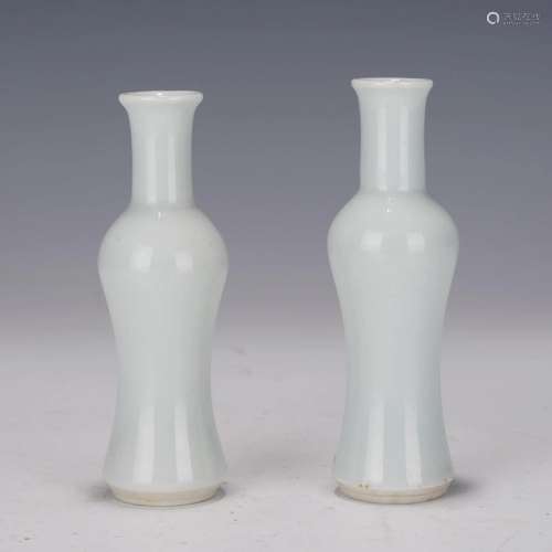 A PAIR OF CHINESE WHITE PORCELAIN VIEWS VASE