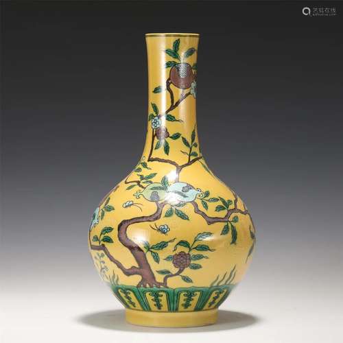 A CHINESE YELLOW GLAZE PORCELAIN VASE