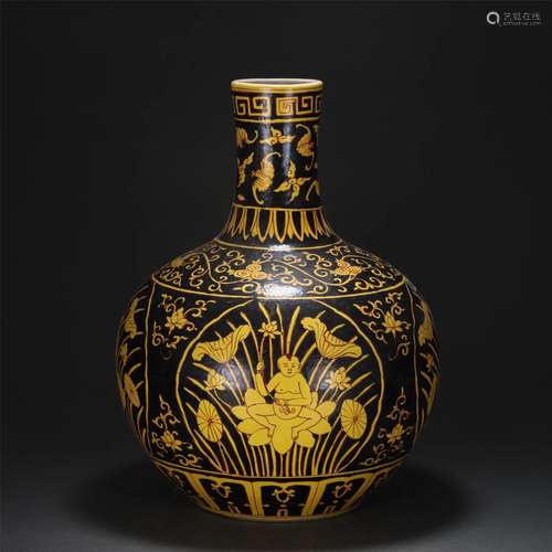 A CHINESE BLACK YELLOW COLOR GLAZE PORCELAIN VASE