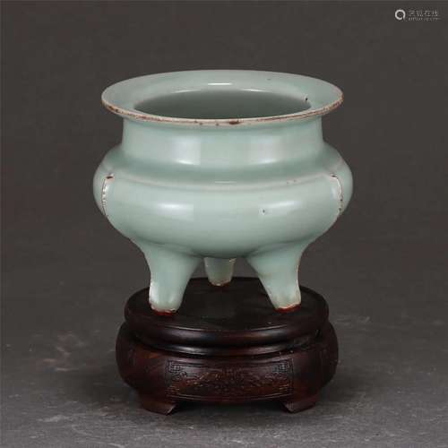 A CHINESE GUAN TYPE GLAZE PORCELAIN TRIPOD CENSER