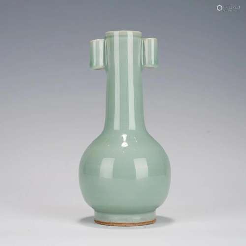 A CHINESE CELADON GLAZED PORCELAIN VASE