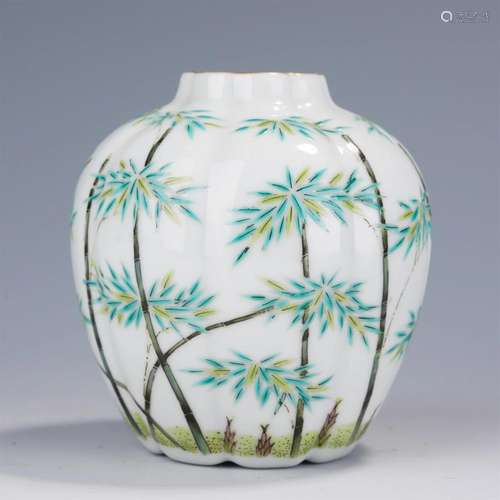 A CHINESE FAMILLE ROSE PORCELAIN JAR