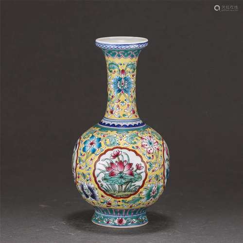 A CHINESE FAMILLE ROSE GLAZE PORCELAIN VASE