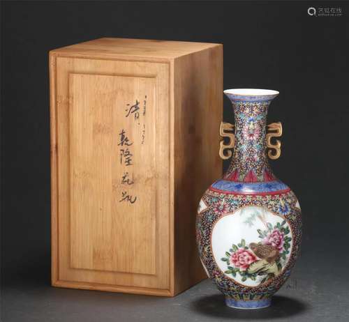 A CHINESE FAMILLE ROSE GLAZE PORCELAIN VASE