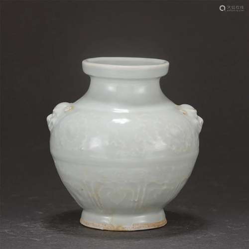 A CHINESE WHITE GLAZE PORCELAIN JAR