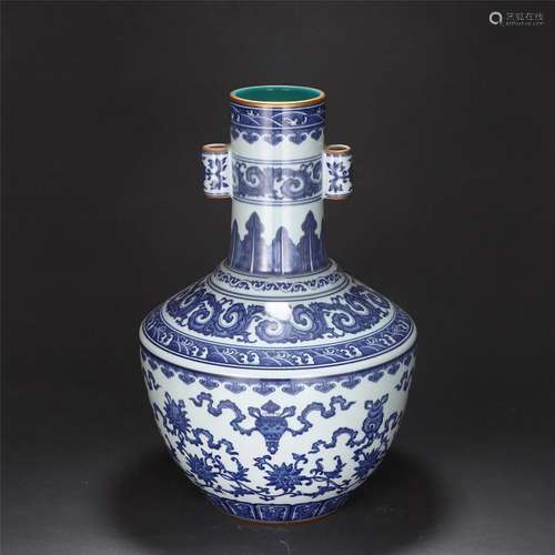 A CHINESE BLUE AND WHITE PORCELAIN VASE