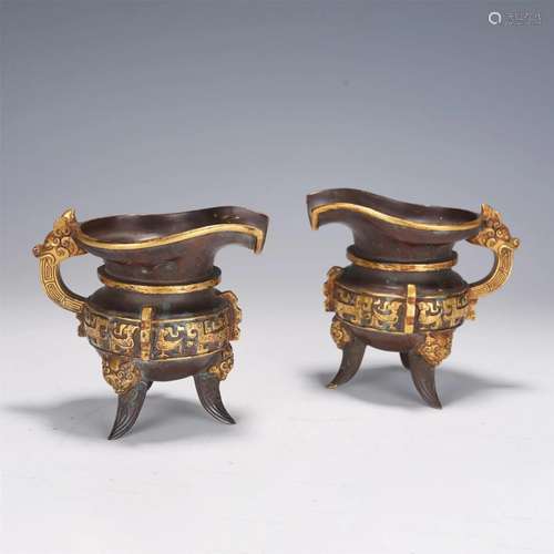 A PAIR OF CHINESE GILT BRONZE TRIPOD CUPS