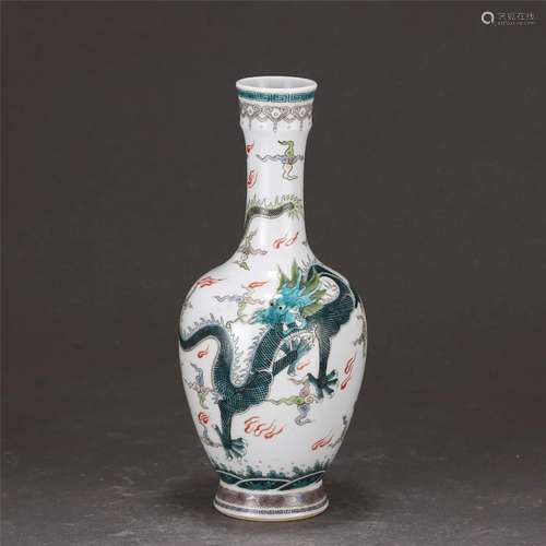 A CHINESE FAMILLE ROSE GLAZE PORCELAIN VASE