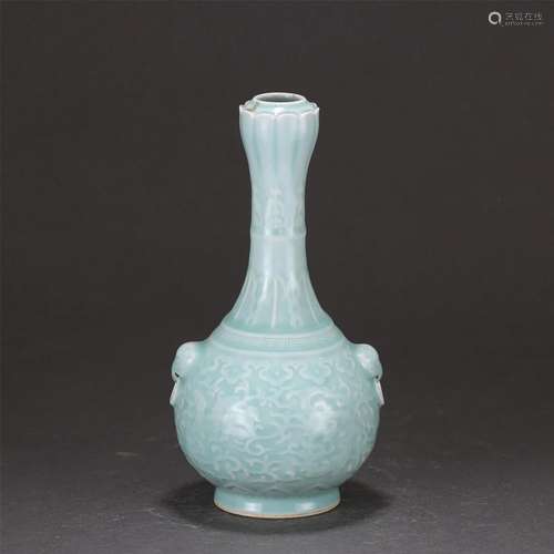 A CHINESE BLUE GLAZE FLOWERS PATTERN PORCELAIN VASE