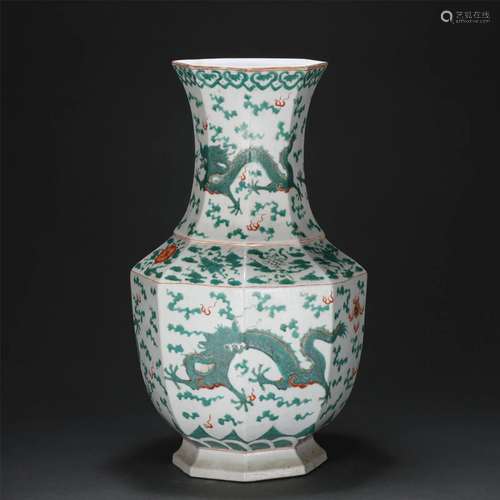 A CHINESE RED GREEN COLOR GLAZE PORCELAIN VIEWS VASE