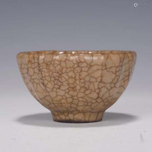 A CHINESE CRACKED GLAZE PORCELAIN TEACUP