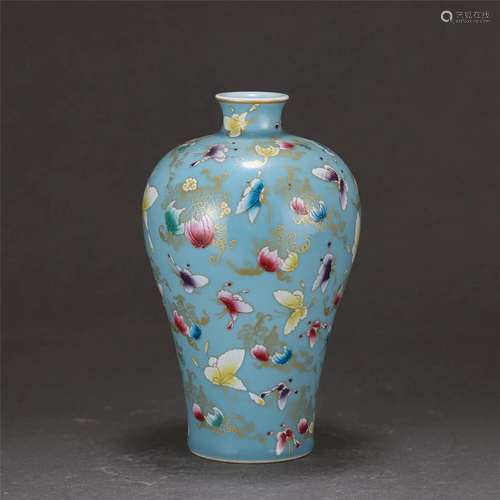 A CHINESE FAMILLE ROSE GLAZE PORCELAIN VASE