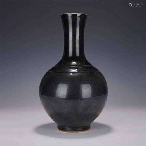 A CHINESE BLACK GLAZE PORCELAIN VASE