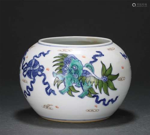 A CHINESE DOUCAI GLAZE PORCELAIN JAR