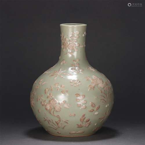 A CHINESE CELADON GLAZE PORCELAIN VASE