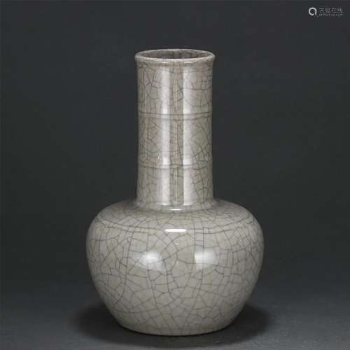 A CHINESE CRACKED GLAZE PORCELAIN VASE