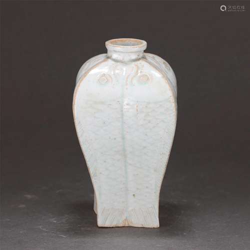 A CHINESE HUTIAN TYPE GLAZE PORCELAIN VASE