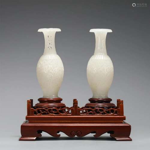 A PAIR OF CHINESE WHITE JADE VIEWS VASES