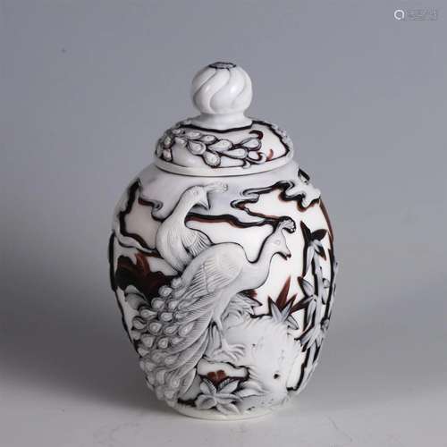 A CHINESE PEKING GLASS JAR