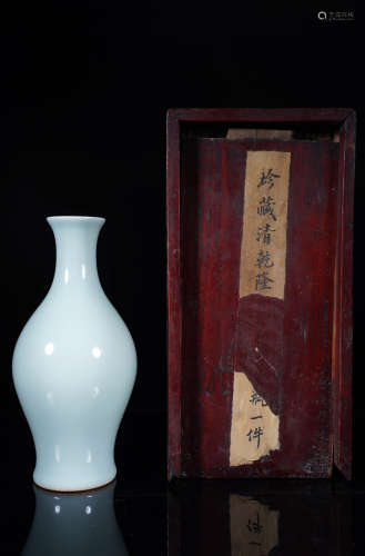 Qianlong Celadon Guanyin Vase
