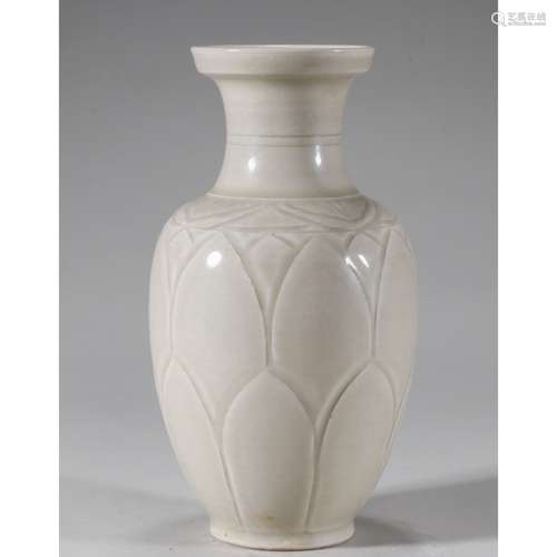 Incised Ding Ware Lotus-Petal Dish-Top Vase