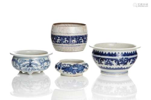 FOUR PIECES OF CHINESE BLUE & WHITE PORCELAINS