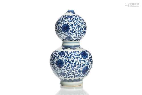 CHINESE BLUE AND WHITE DOUBLE GOURD PORCEALIN VASE