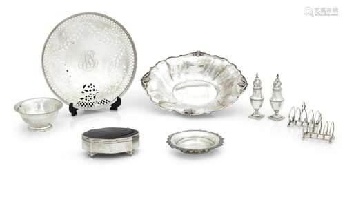 A COLLECTION OF AMERICAN, EUROPEAN AND ENGLISH SILVER