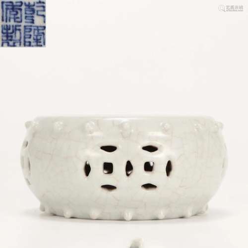 A Chinese Ge-ware Porcelain Stand Qing Dyn.