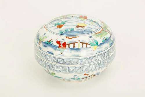 A CHENGHUA-STYLE DOUCAI PORCELAIN BOX WITH THE BASE