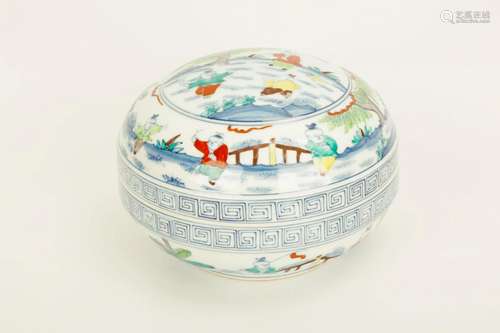 A CHENGHUA-STYLE DOUCAI PORCELAIN BOX WITH THE BASE