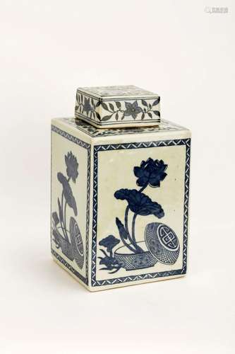 A QING DYNASTY STYLE BLUE AND WHITE PORCELAIN SQUARE