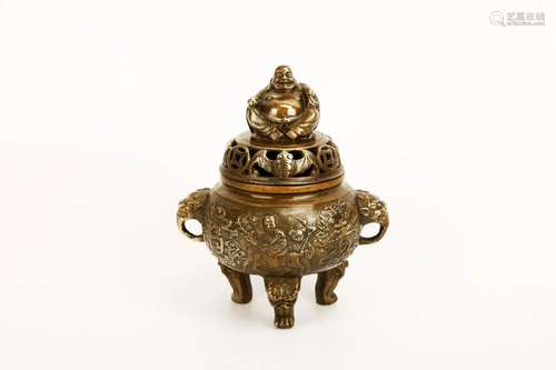 A BRONZE TRIPOD CENSER. THE BASE MARKED WITH DA MING