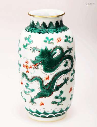 A FAMILLE ROSE DRAGON PATTERN PORCELAIN VASE. THE BASE