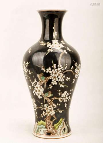 A FAMILLE NOIRE PORCELAIN VASE. THE BASE MARKED WITH