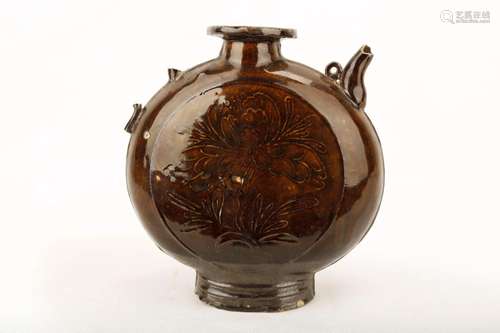 A GARNET-GLAZE INCISED-DESIGN PORCELAIN WINE POT WITH