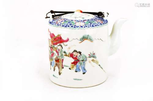 A FAMILLE ROSE PORCELAIN TEAPOT PAINTED WITH LANDSCAPE