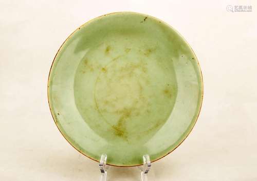 A YELLOWISH PEA GREEN GLAZE PORCELAIN DISH. THE BASE