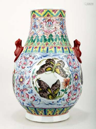 A FAMILLE ROSE PORCELAIN VASE WITH BAT HANDLES AND