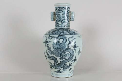 A Chinese Duo-handled Detailed Dragon-decorating