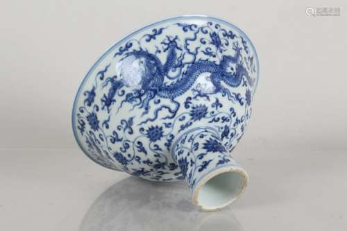 A Chinese Detailed Dragon-decorating Porcelain Tall-end