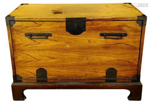 FINE OAK BLANKET BOX, OF PLAIN RECTANGULAR FORM, THE